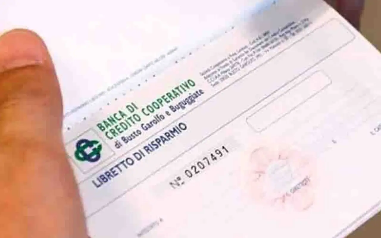 Un uomo deposita 10 euro in banca senza toccarli per 20 anni: ecco la cifra finale sorprende