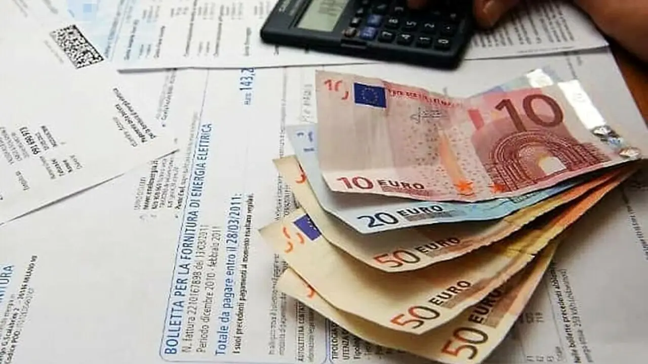 Un uomo deposita 10 euro in banca senza toccarli per 20 anni: ecco la cifra finale sorprende Immagine selezionata