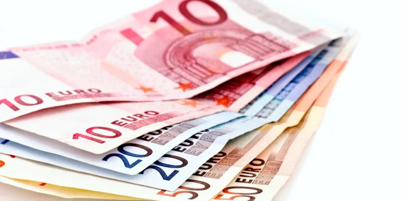 Un uomo deposita 10 euro in banca senza toccarli per 20 anni: ecco la cifra finale sorprende Immagine selezionata