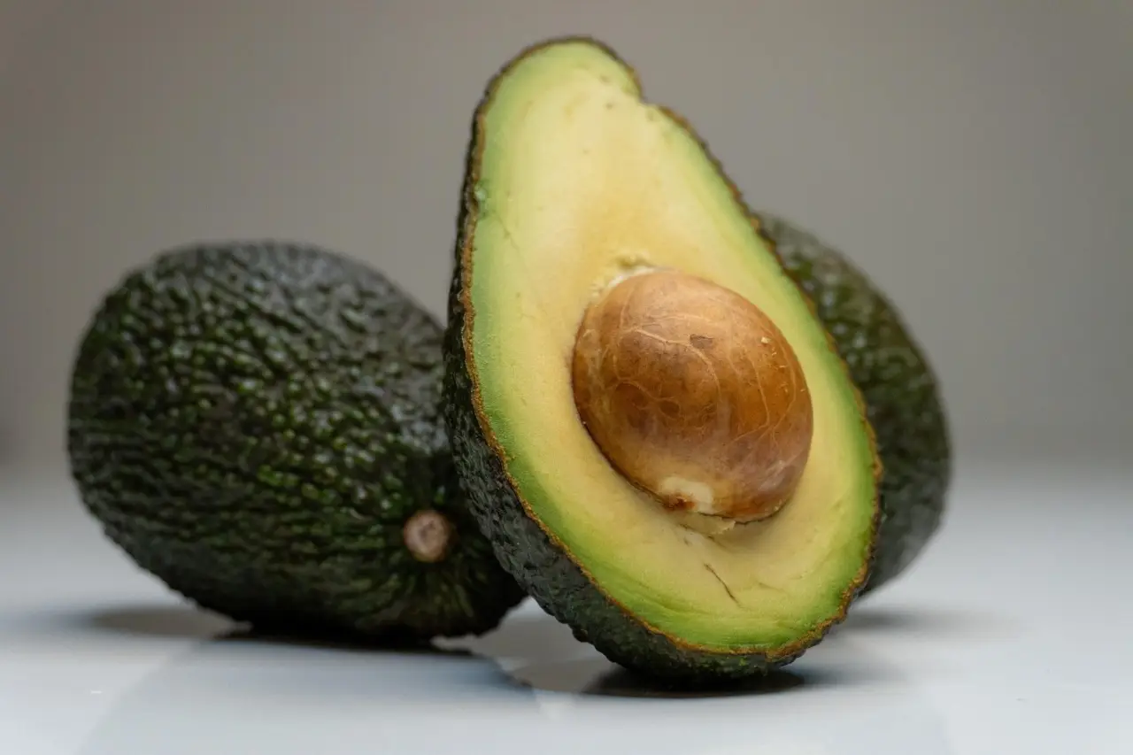 Vuoi avocado giganti dal tuo albero? Il trucco segreto che i giardinieri non ti dicono