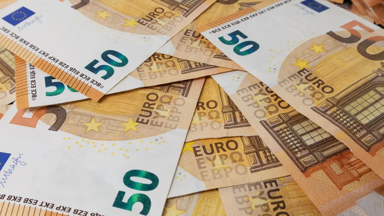 Banconote da 50 euro sotto osservazione: l’allerta della Banca Centrale e i rischi per i cittadini Immagine selezionata