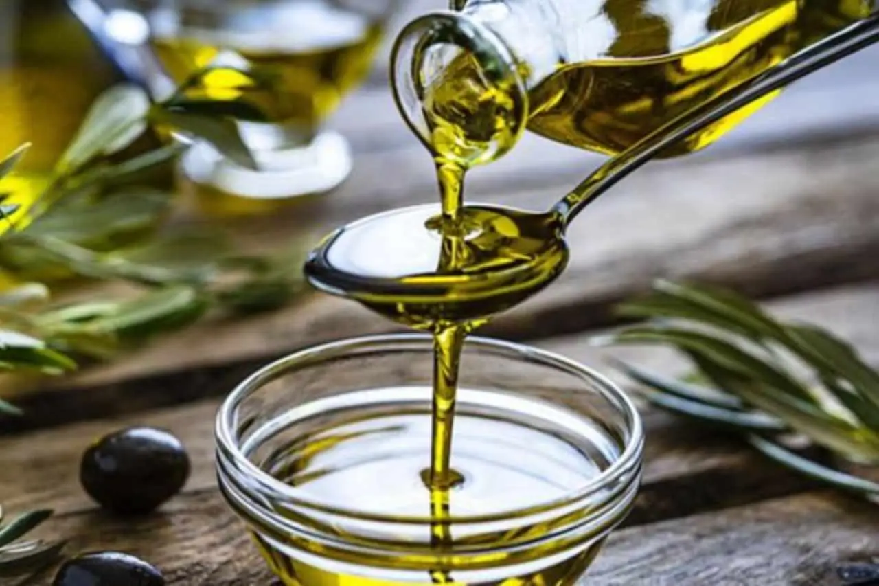 Cosa accade realmente al tuo corpo se bevi olio d’oliva a digiuno Immagine selezionata