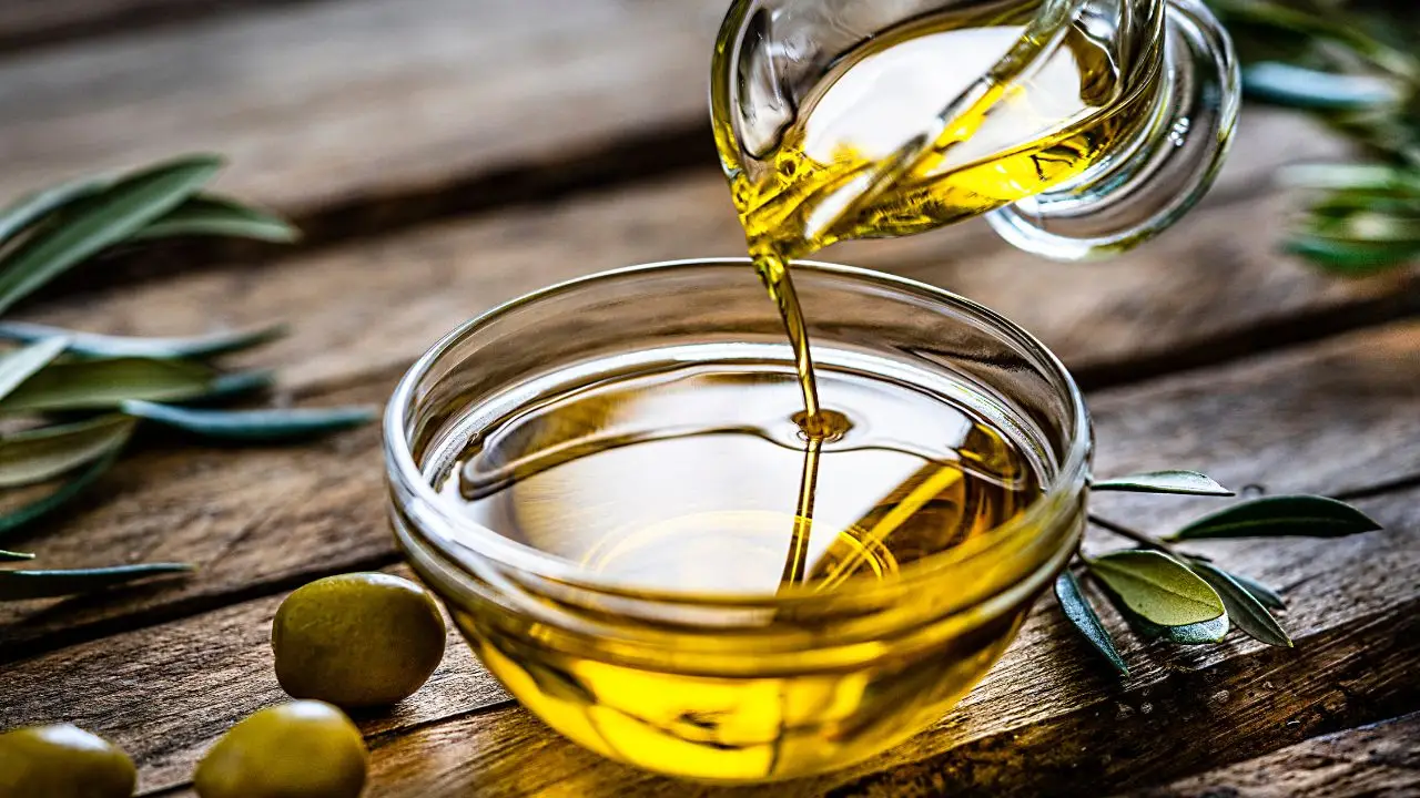 Cosa accade realmente al tuo corpo se bevi olio d’oliva a digiuno Immagine selezionata