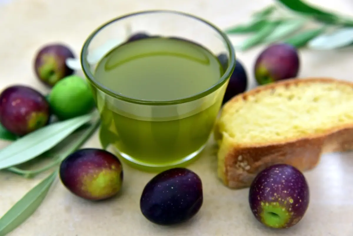 Cosa accade realmente al tuo corpo se bevi olio d’oliva a digiuno Immagine selezionata