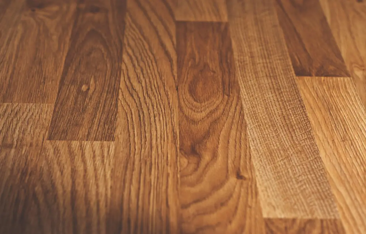 Non usare mai questo prodotto sul parquet: lo rovini in pochi giorni Immagine selezionata