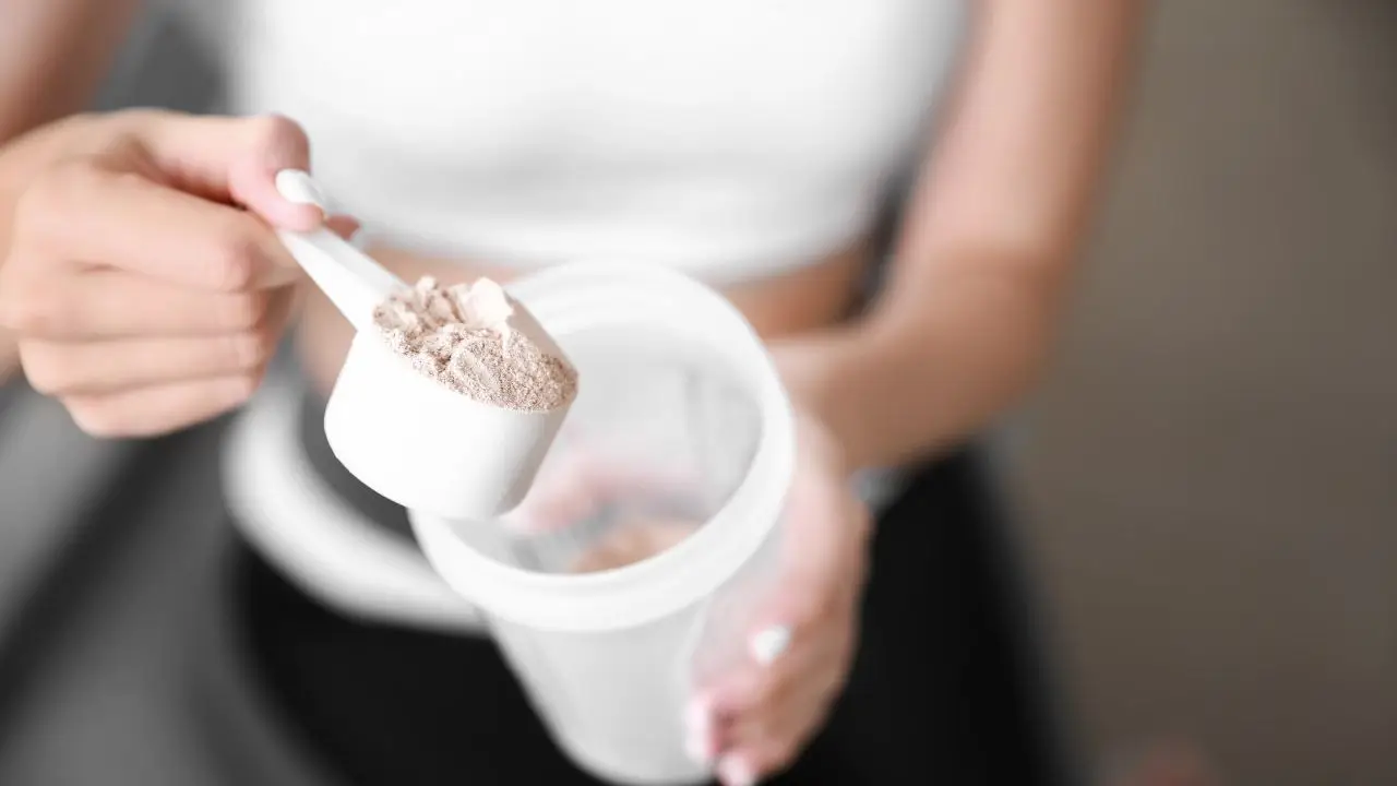 Attenzione all’eccesso di proteine in polvere: quali sono i possibili rischi