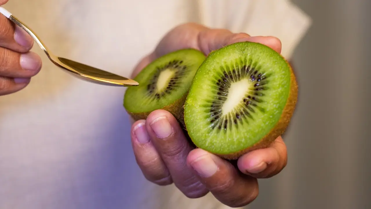 Il kiwi alleato della digestione ecco come consumarlo per favorire il benessere intestinale Il kiwi alleato della digestione ecco come consumarlo per favorire il benessere intestinale
