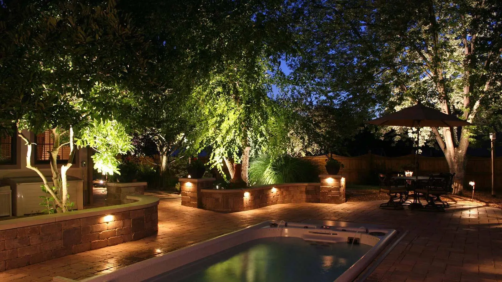 Illuminazione da esterno: consigli del garden designer per valorizzare il giardino Illuminazione da esterno: consigli del garden designer per valorizzare il giardino